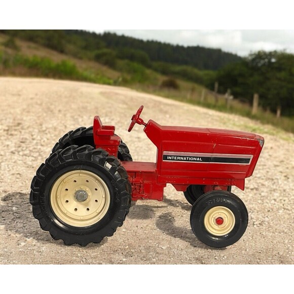 Vintage ERTL STK 415 Red International Tractor Die Cast Metal Toy 1:16 Scale - Picture 1 of 16